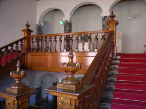 玄関を入り正面の階段を登ったところ：文翔館で「むかしの広告展」を観る