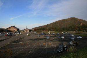 稲倉山荘の駐車場：鳥海山の中腹より － 2006年10月