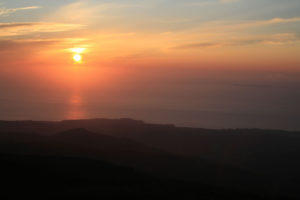 日本海に落ちる夕日：鳥海山の中腹より － 2006年10月