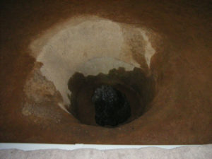 大型堀立柱建物跡の穴の中：三内丸山遺跡に行く