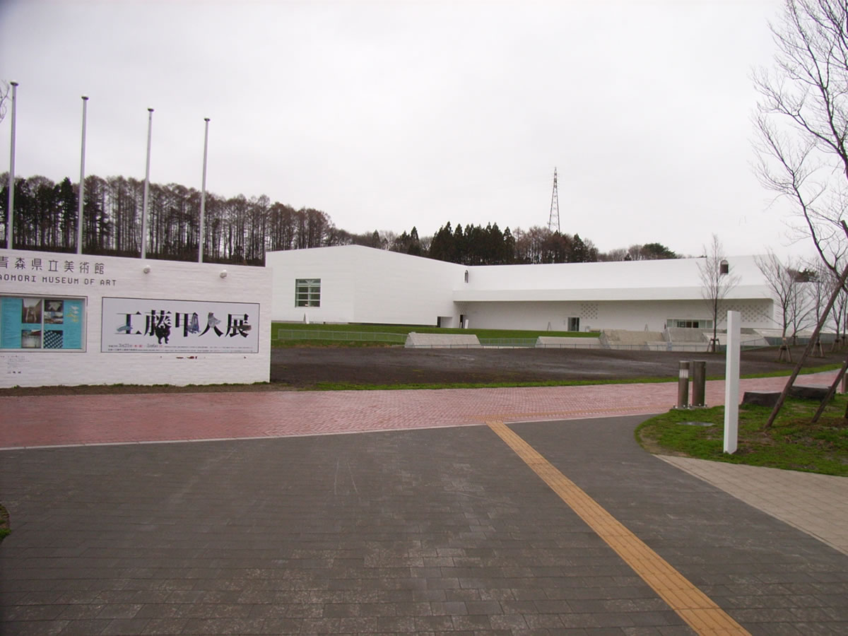 青森県立美術館で「工藤甲人展」を観る