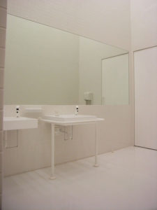 トイレ（その1）：青森県立美術館で「工藤甲人展」を観る
