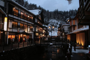 このアングルが、よく使われる：銀山温泉　-2008年2月10日-