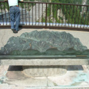 ダム展望台にある立山連峰のブロンズ碑