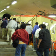 黒部湖駅からケーブルカーで黒部平へ向かう