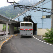 電車のようにパンタグラフがある