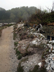 小道の脇には多くの墓標：恐山を参拝する － 青森県の旅