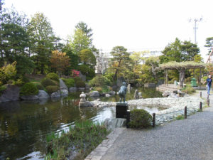 庭園（お尻がこっちを向いてしまった…）：青森市の「棟方志功記念館」を観る