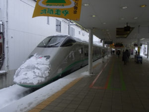 山形新幹線で向かう：山形新幹線（東北新幹線）から富士山を望む