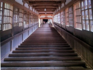 ぴかぴかに磨かれた階段：永平寺を参拝する