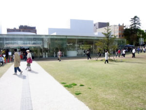 外観はオールガラス張り：金沢21世紀美術館に行く