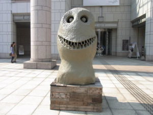 ウーゴ・ロンディノーネ「月の出、東、8月」の１体：横浜で開催している「ヨコハマトリエンナーレ2011」を観る