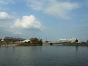 赤レンガ倉庫：横浜で開催している「ヨコハマトリエンナーレ2011」を観る