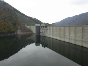 長井ダムの湖面：真下慶治記念美術館主催の最上川研修 － 2011年