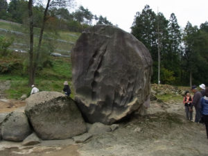 つぶて石：真下慶治記念美術館主催の最上川研修 － 2011年