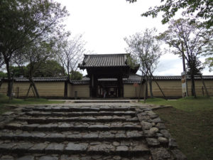 戒壇堂への階段：奈良、東大寺の戒壇堂を参拝