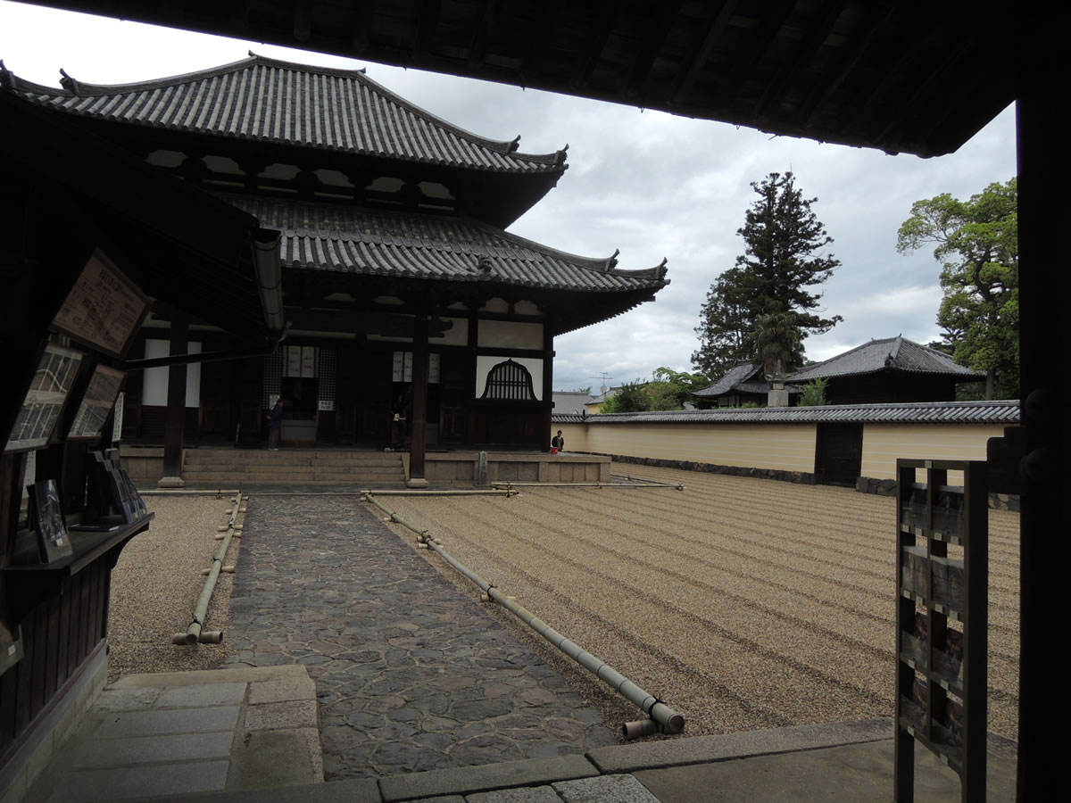奈良、東大寺の戒壇堂を参拝