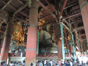 像の高さは約14.7メートル：奈良、東大寺を参拝する