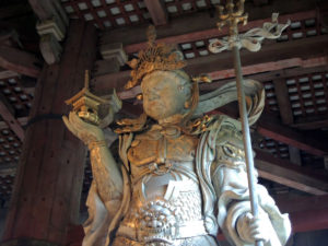 大仏殿の右奥には多聞天：奈良、東大寺を参拝する