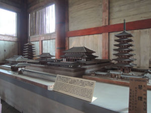 創建当初の復元模型：奈良、東大寺を参拝する
