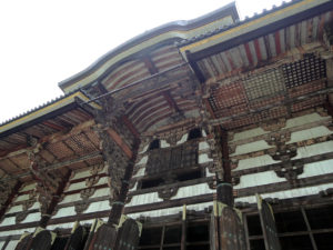 軒を見上げる：奈良、東大寺を参拝する