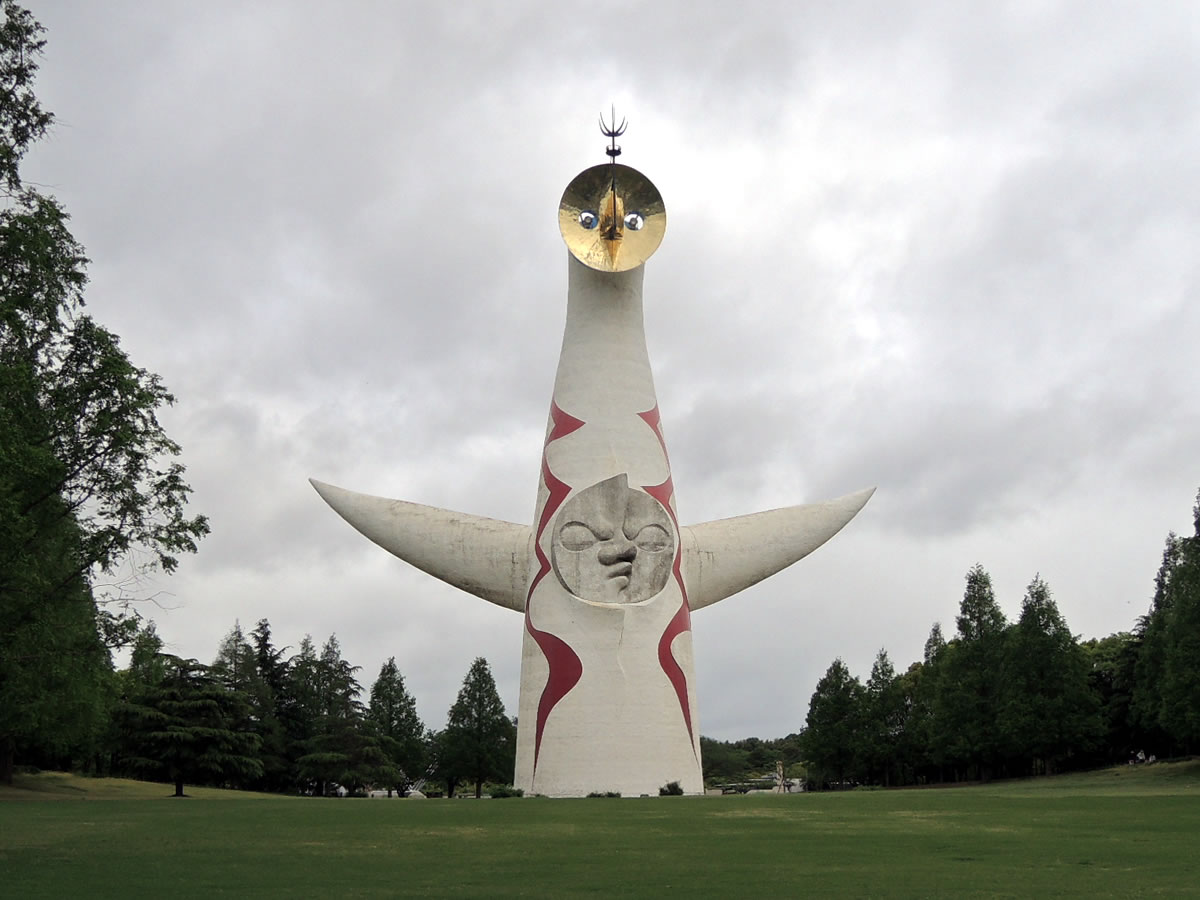 万博記念公園で太陽の塔を見る