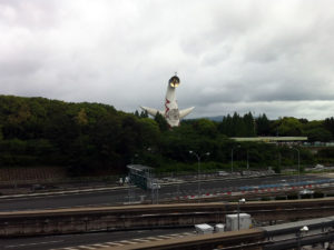 万博記念公園駅からみる太陽の塔：万博記念公園で太陽の塔を見る