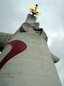 下から見上げる：万博記念公園で太陽の塔を見る