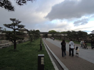 天守まで長い道のり：大阪城へ行く