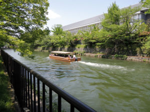 琵琶湖疏水を行く十石舟：京都市美術館で「井田照一　版の思考・間の思索」展を観ました
