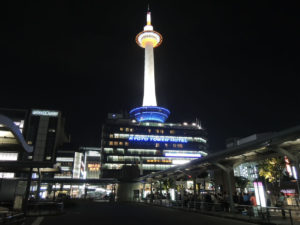 駅前にある京都タワー：京都駅をぶらぶらする