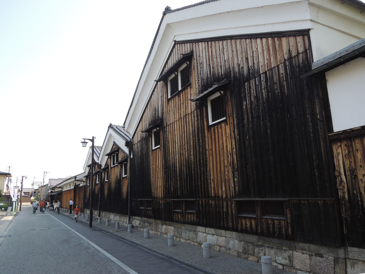 京都伏見、酒蔵の街並みを歩く。