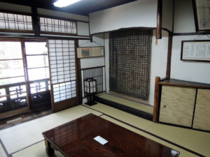 新しい座卓がミスマッチ：坂本龍馬ゆかりの寺田屋に行く