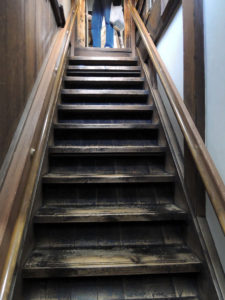 狭い階段：坂本龍馬ゆかりの寺田屋に行く