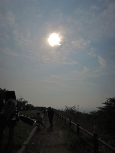 暗くなり風が吹き始める：2012年、金環食狂騒録