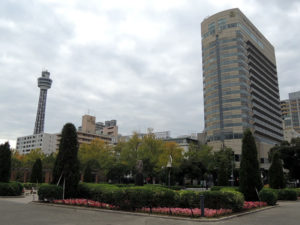右側のビルはホテルニューグランドの新館：横浜逍遥