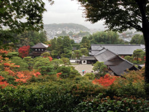 小高い山裾を登って一周：銀閣寺に行く。 －そうだ、京都に行ってきた－