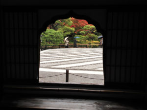 方丈への玄関の前にある「花頭窓」：銀閣寺に行く。 －そうだ、京都に行ってきた－