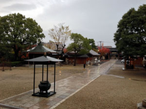 壬生寺の境内：壬生寺と京都の夜 - そうだ、京都に行ってきた