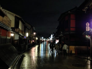 夜の祇園：壬生寺と京都の夜 - そうだ、京都に行ってきた