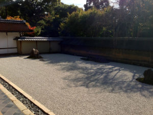 75坪の広さに白砂が敷き詰められる：京都、龍安寺