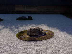 大小15個の石組み：京都、龍安寺