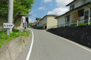 アスファルトの道に出るとは思わなんだ