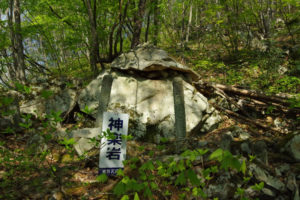 舞台のような巨石