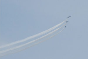 デルタ隊形でのターン（1）：山形市、東北六魂祭でのブルーインパルス