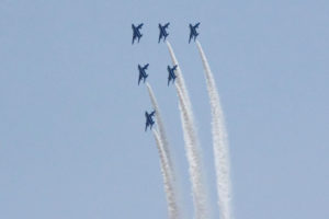 デルタ隊形でのターン（4）：山形市、東北六魂祭でのブルーインパルス