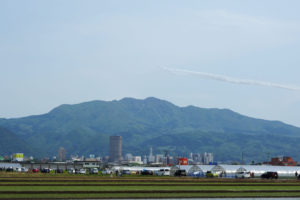 見物人もたくさん：山形市、東北六魂祭でのブルーインパルス