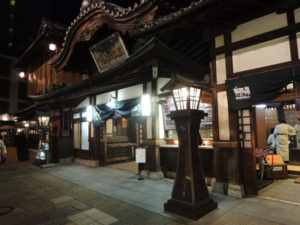 右は下足置き場：道後温泉－松山市内（一泊二日で四国旅行）