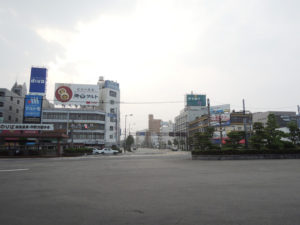 午前6時半頃のJR松山駅前：道後温泉－松山市内（一泊二日で四国旅行）