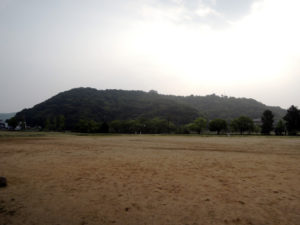 城山公園から見た松山城（山頂）：道後温泉－松山市内（一泊二日で四国旅行））